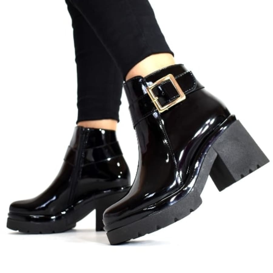 MA1150 Botines para dama en charol suela gruesa con hebilla