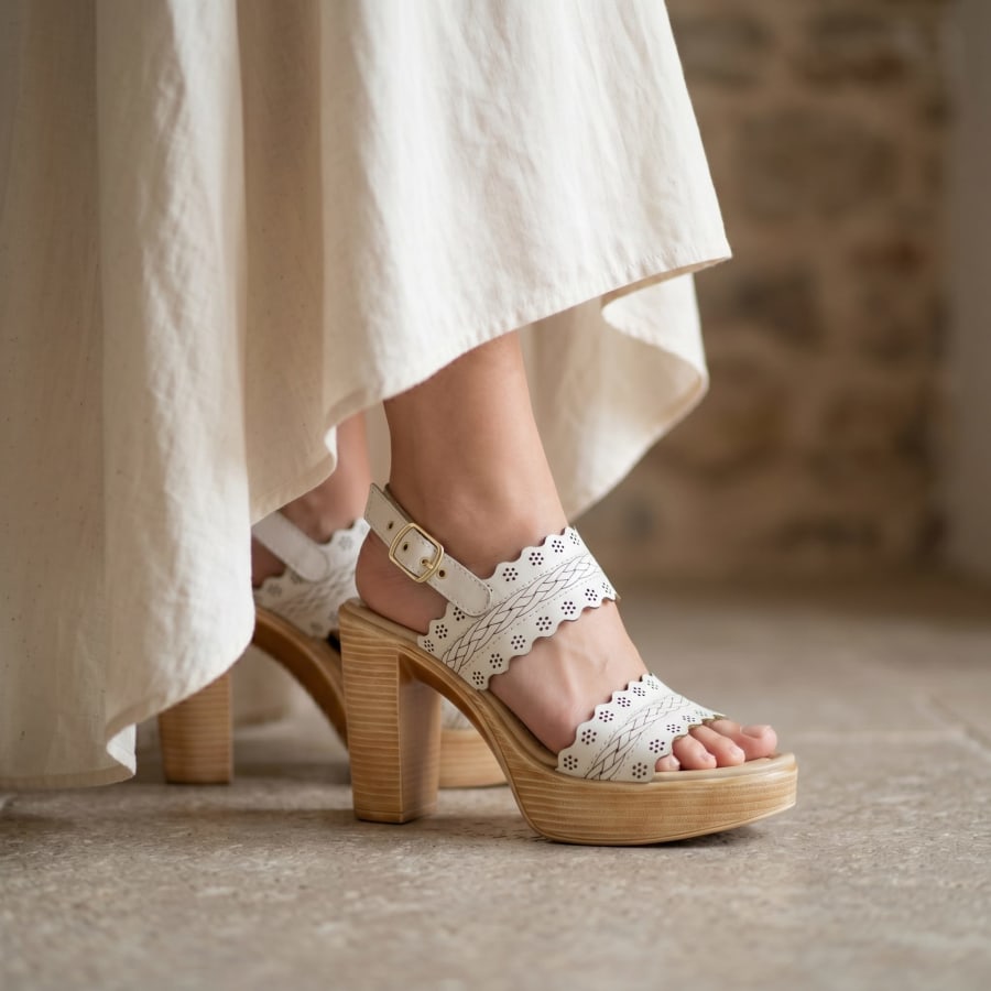 DD70086 Plataforma con tacon tipo madera perforada